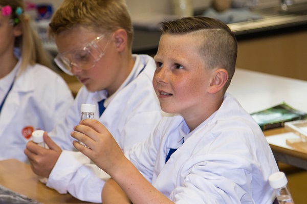 Primary school children inspired by industry science experiments2