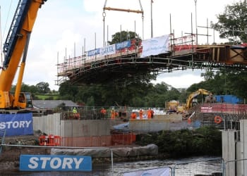 Bell Bridge superstructure craned into position