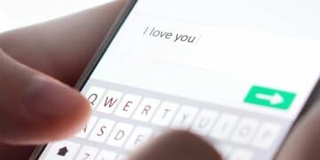 woman holding mobile phone with I love you message