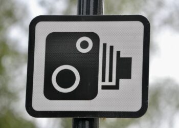 A road sign indicating the presence of traffic cameras, used for monitoring and enforcing traffic laws.