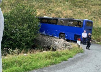 Stuck coach closes road near Sedbergh
