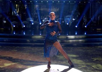 VIDEO: Wardrobe mishap doesn’t stop Helen Skelton dazzling in Strictly semi-final