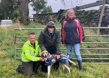 Hounds persevere in wet and windy conditions
